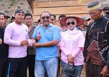 Bupati Bombana Panen Ikan Bersama Warga, Janjikan Perhatian Infrastruktur Desa