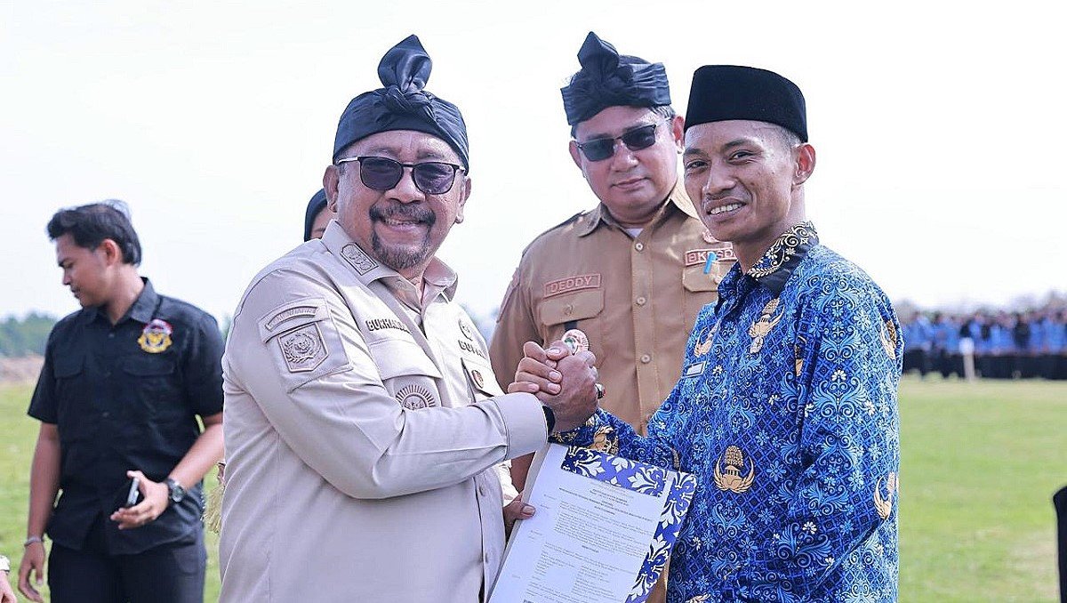 Bupati Bombana Serahkan SK kepada 2.106 PPPK Paruh Waktu dalam Apel Akbar ASN