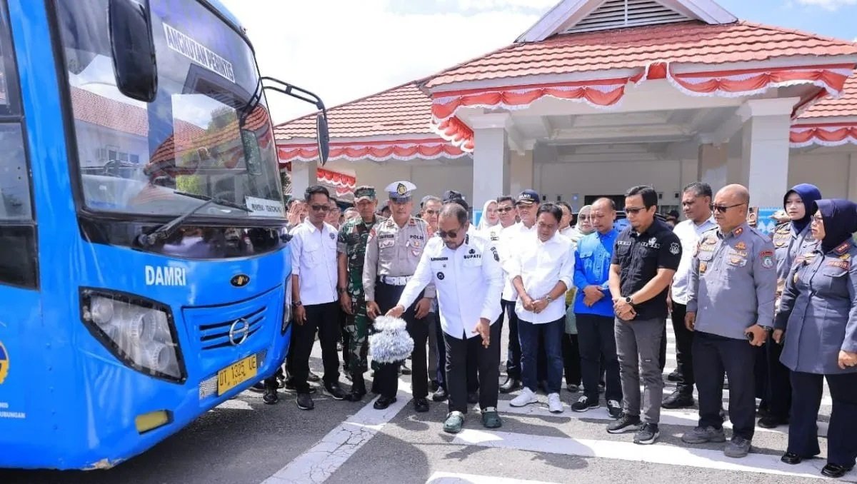 Pemkab Bombana Resmi Operasikan Dua Armada Damri Perintis