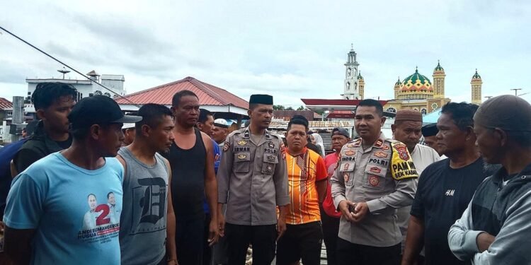 Kapolsek Kabaena Imbau Warga Laporkan Narkoba dan Tunda Pelayaran Saat Cuaca Buruk